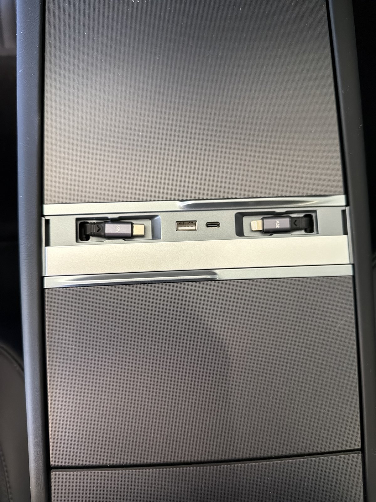 VSUEJFBX USB hub in Kevin's 2026 Model Y Juniper console